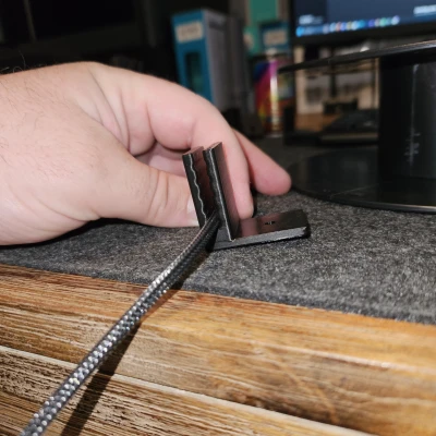 Kẹp Giữ Cáp Máy Tính Để Bàn