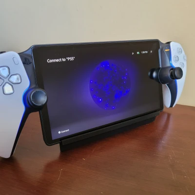 Đế Đựng PlayStation Portal Có Cổng Sạc & Chỗ Cất Dây