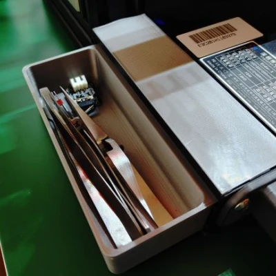 Khay gắn bên trái máy Ender 3, in liền không cần support