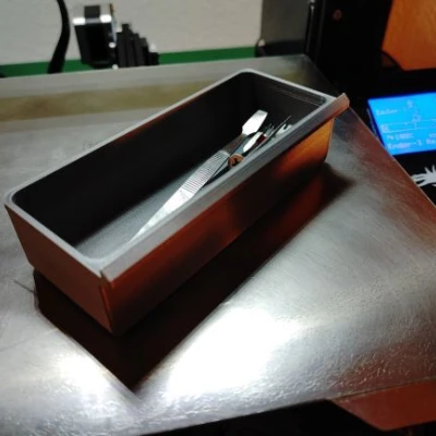 Khay gắn bên trái máy Ender 3, in liền không cần support