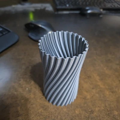 Ống Cắm Bút Kiểu Xoắn Ốc Mỏng