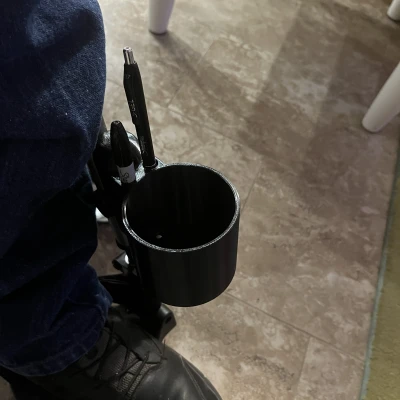 Giá đỡ ly và bút cho xe lăn có kèm chỗ để đồ