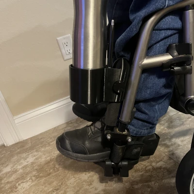 Giá đỡ ly và bút cho xe lăn có kèm chỗ để đồ