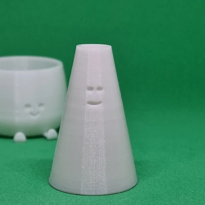 Bình hoa hình nón vui vẻ