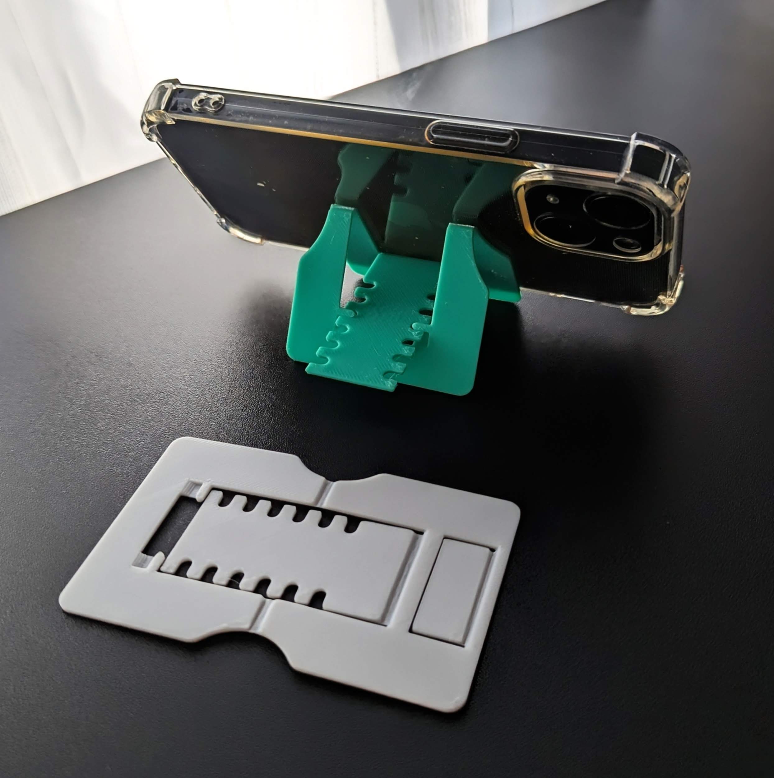 Giá đỡ điện thoại siêu mỏng cỡ thẻ ATM (in liền). Chỉ 5g nhựa!