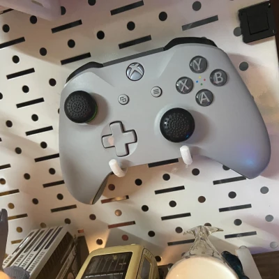 Giá treo tay cầm Xbox One / DualSense cho pegboard