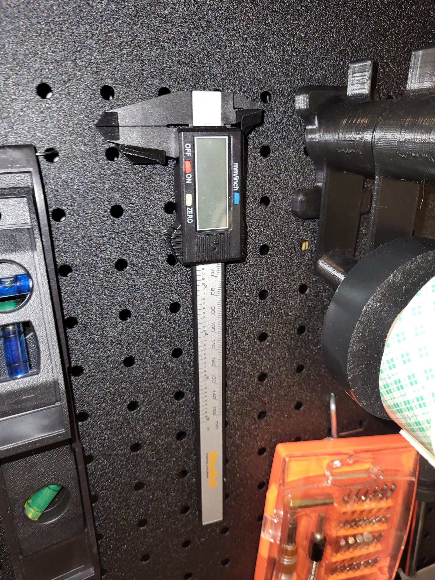 Kẹp Thước Cặp Trên Pegboard