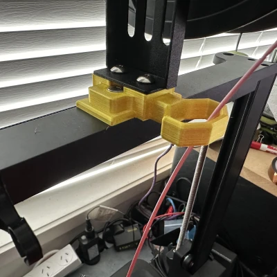 Ender 3 V3 SE: Gắn lại chỗ để cuộn dây kiêm dẫn hướng dây.