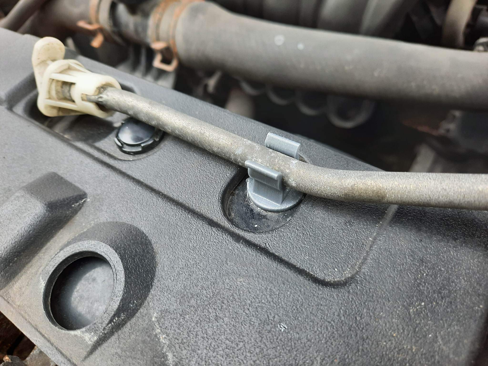 Kẹp Giữ Ty Chống Capo Mitsubishi Lancer Đời 8 (CY0)