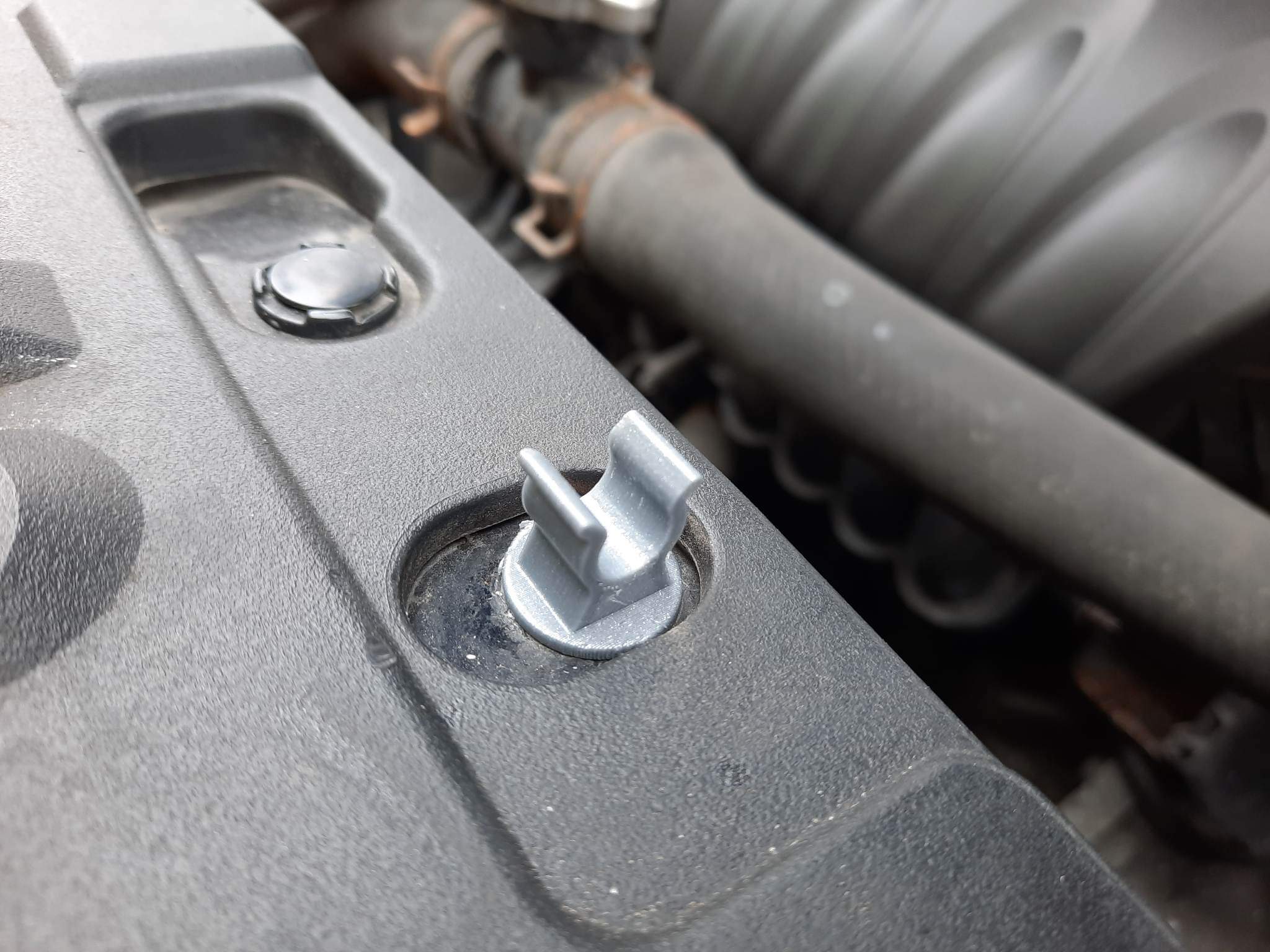 Kẹp Giữ Ty Chống Capo Mitsubishi Lancer Đời 8 (CY0)