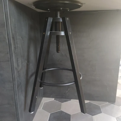 Giá đỡ ghế đẩu quầy bar