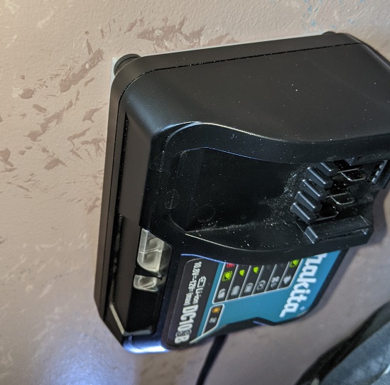 Giá Treo Tường Sạc Makita CXT 12V DC10SB Không Làm Hư Tường