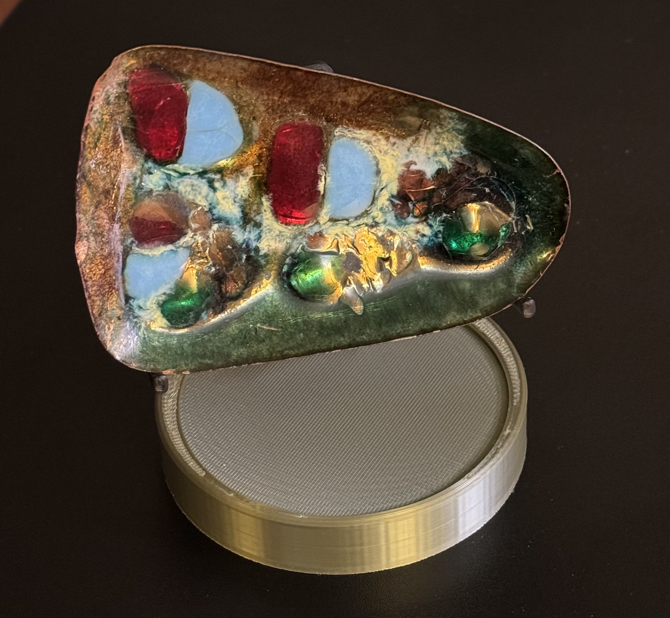 Chân đế trưng bày (bản remix)