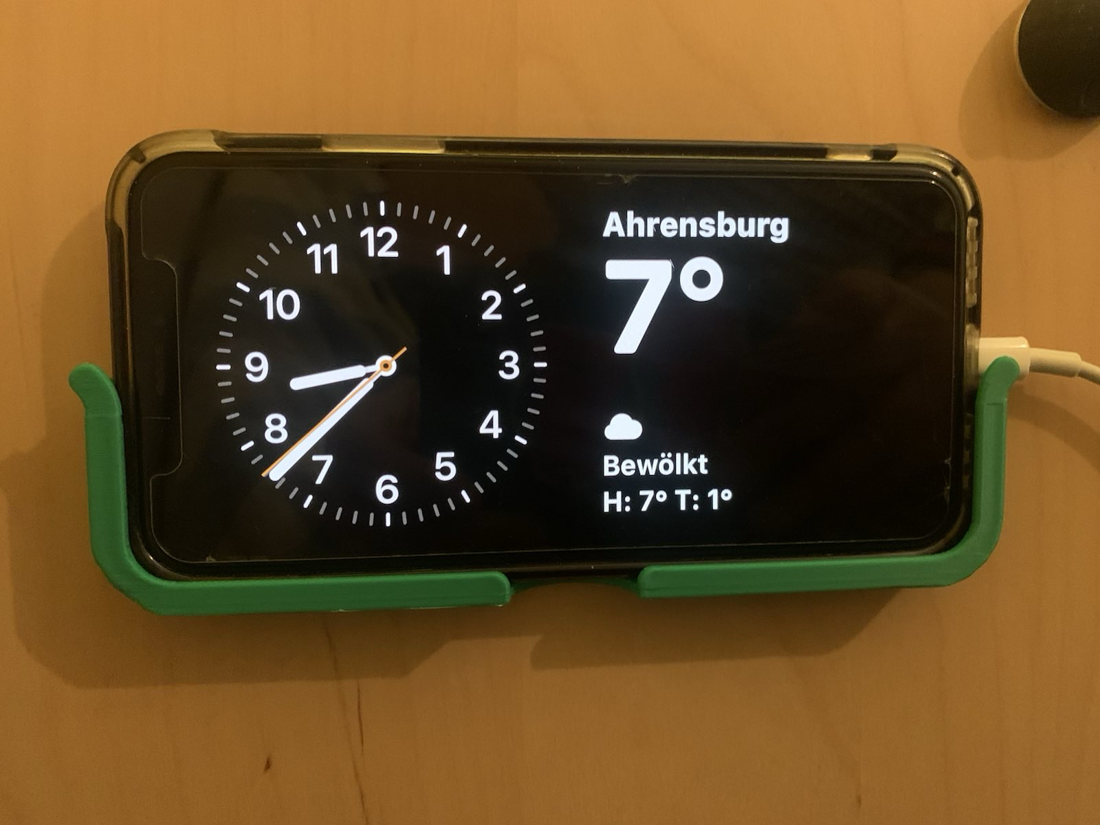 Giá đỡ iPhone XS treo tường