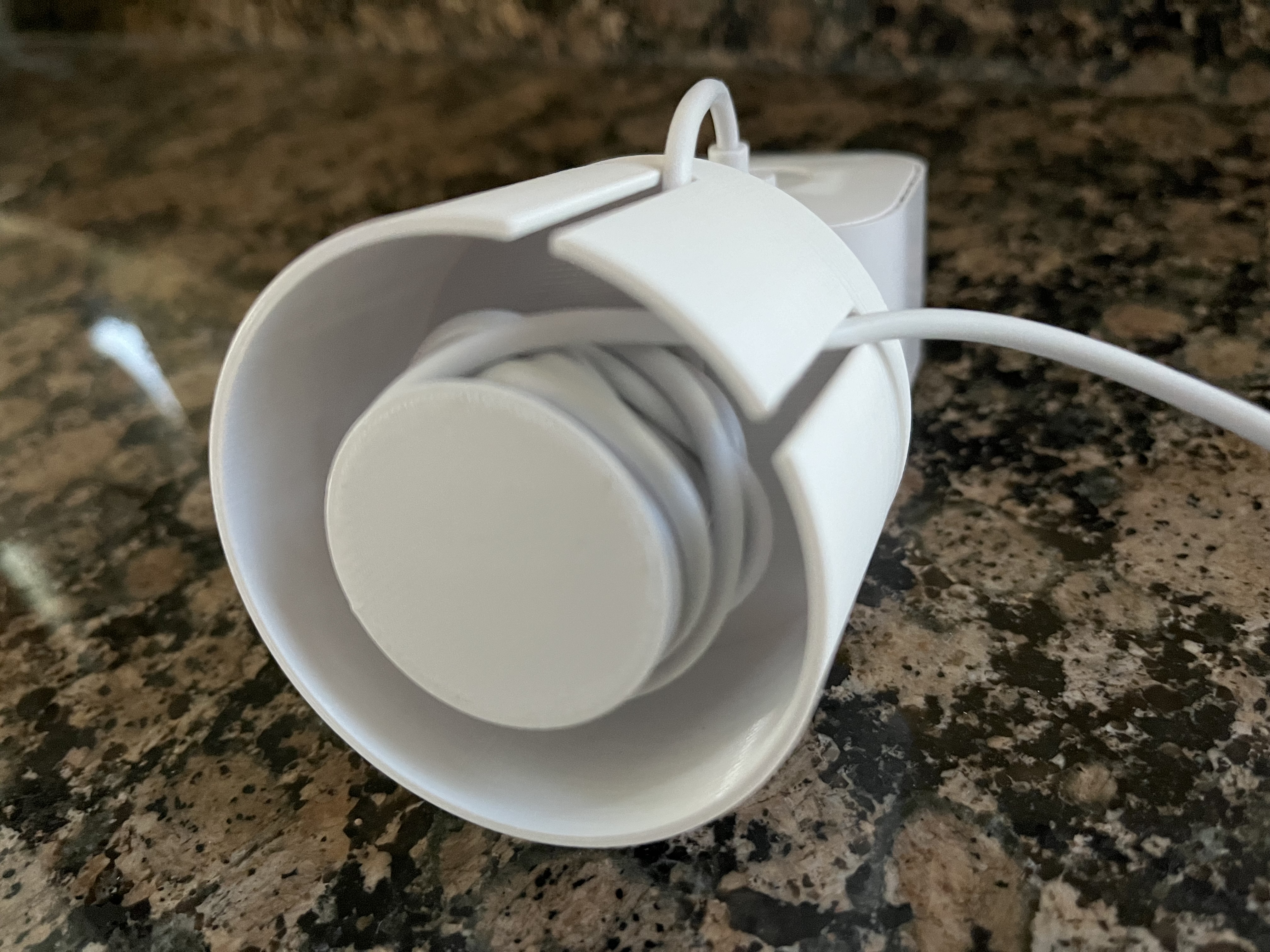 Chân đế và chỗ giữ dây camera Blink đơn giản