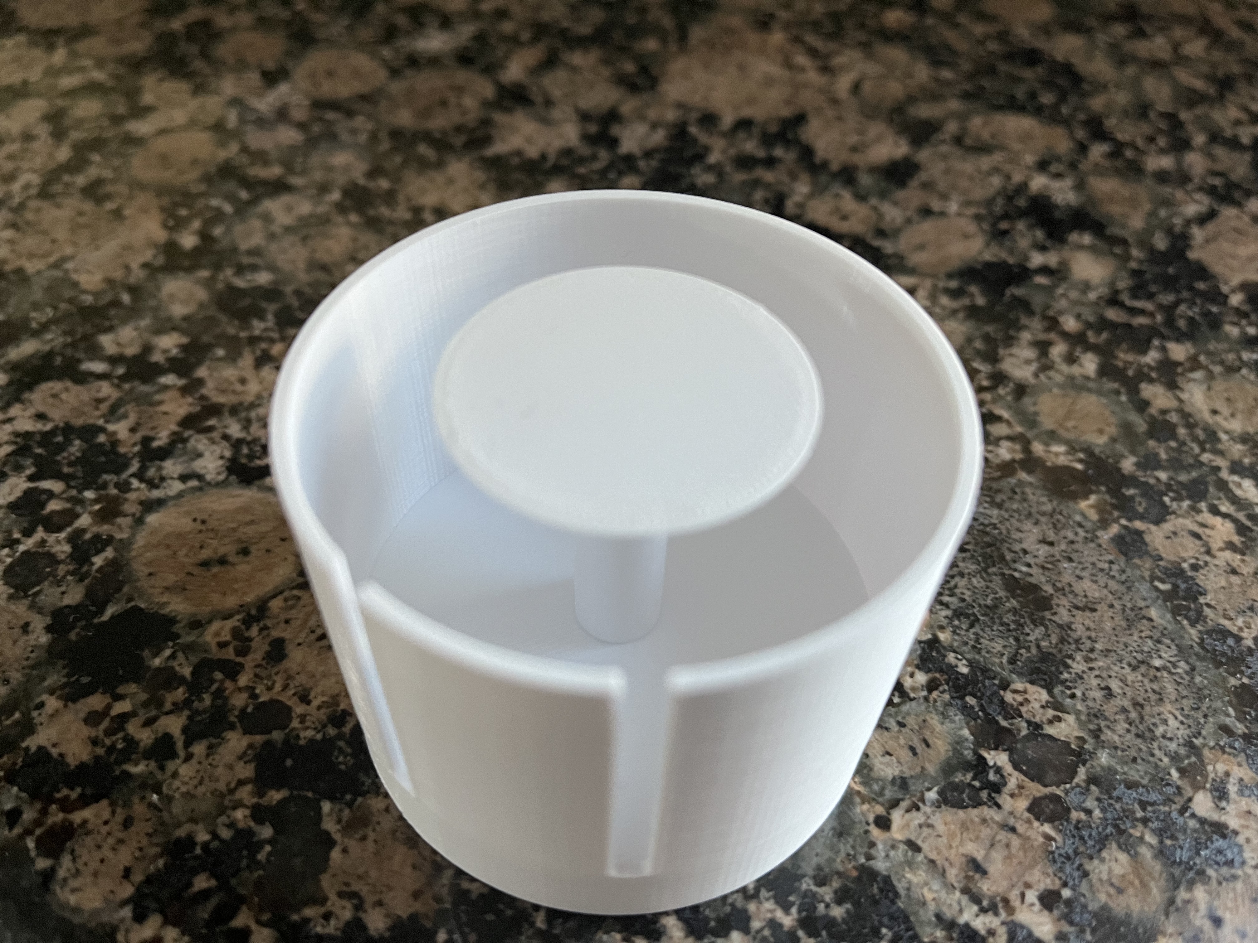 Chân đế và chỗ giữ dây camera Blink đơn giản