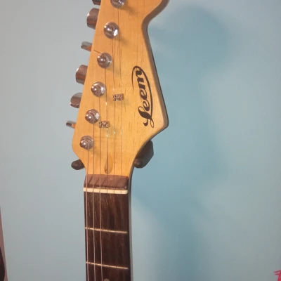 Giá treo đàn ghi-ta