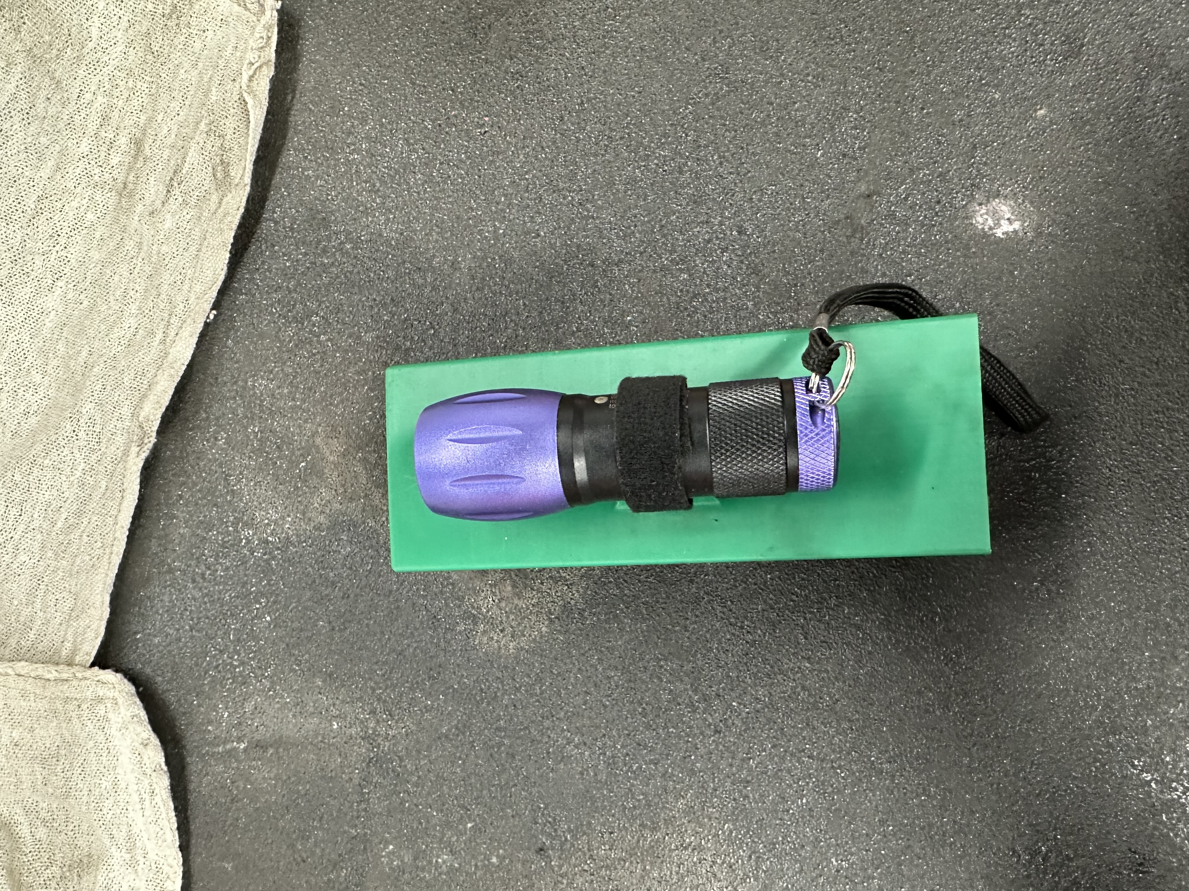 Hộp đựng kính và đèn UV