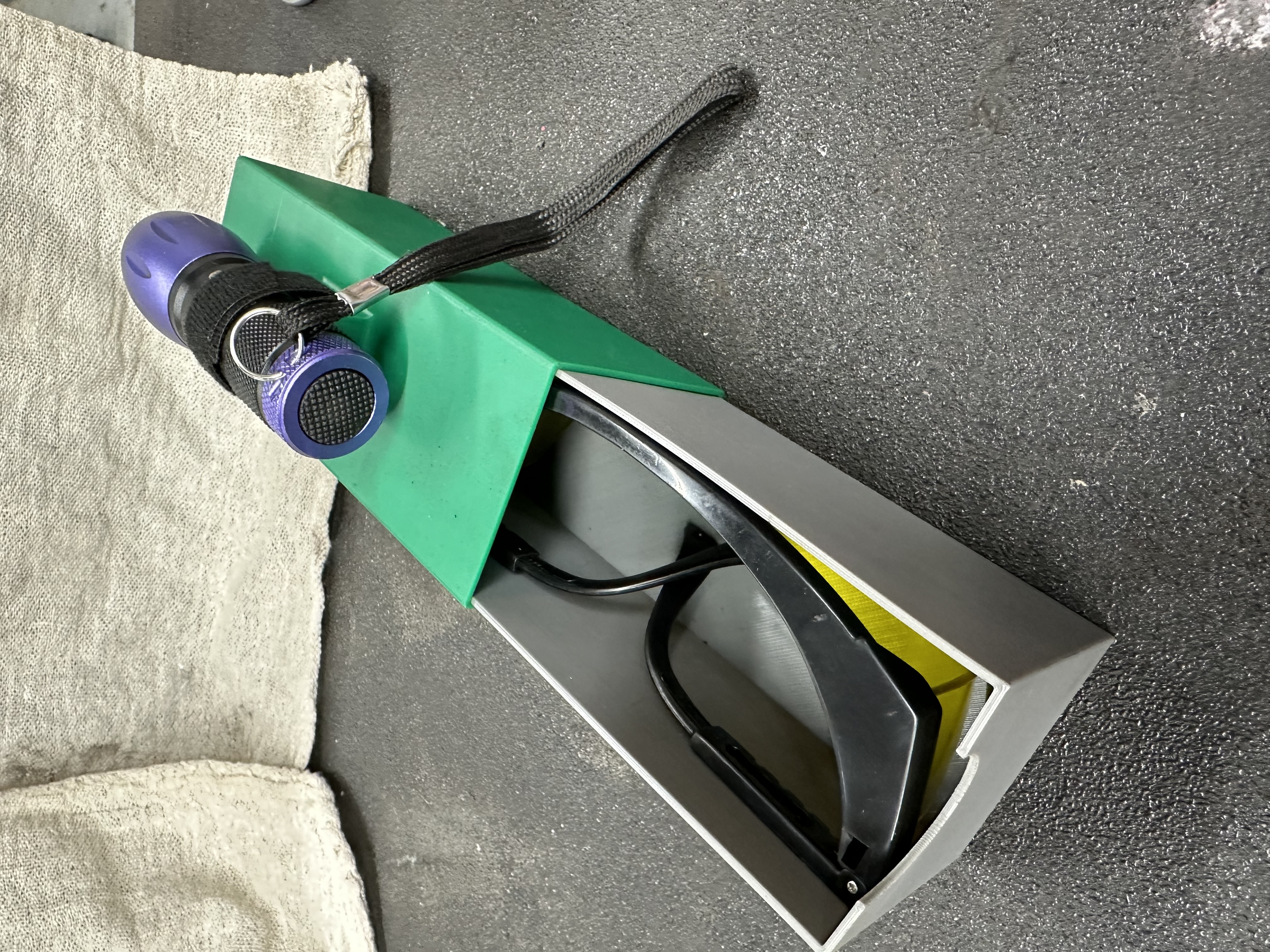 Hộp đựng kính và đèn UV