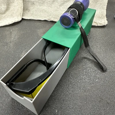 Hộp đựng kính và đèn UV