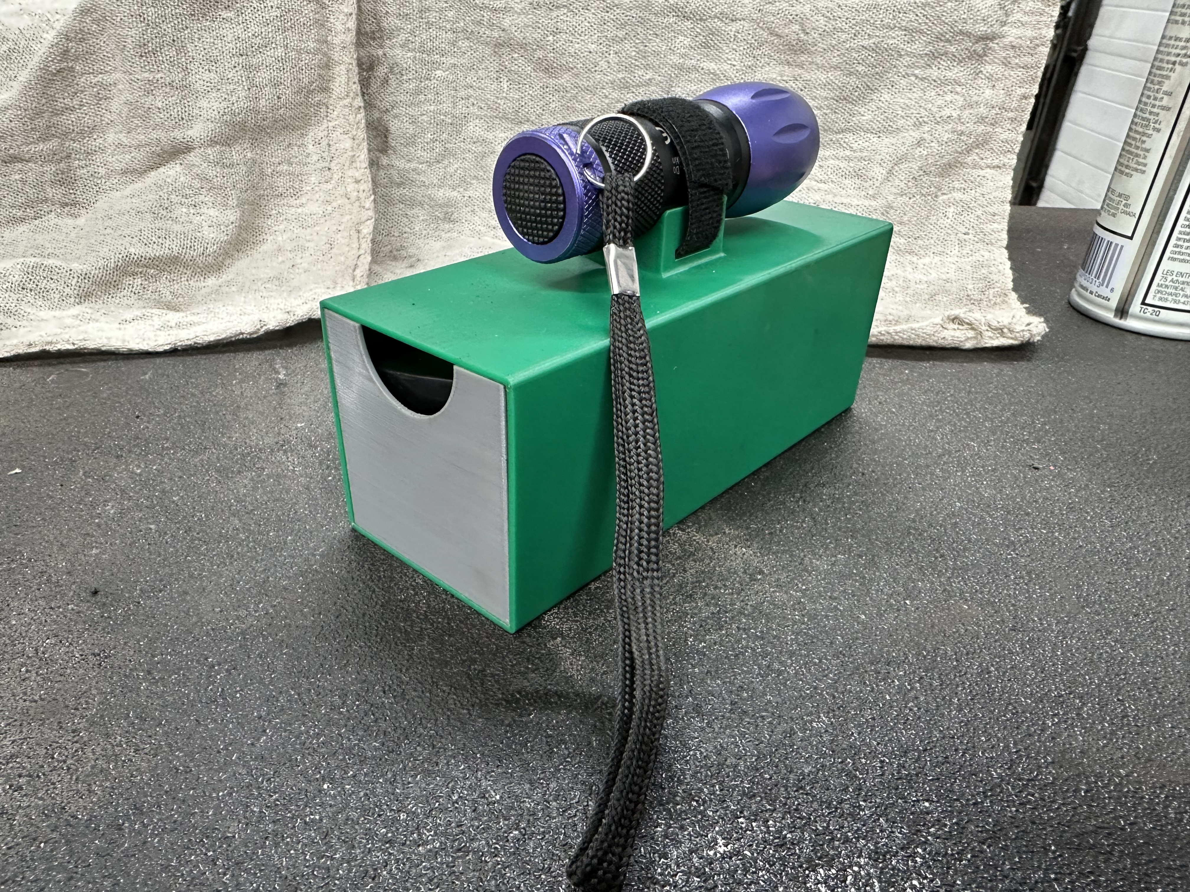 Hộp đựng kính và đèn UV