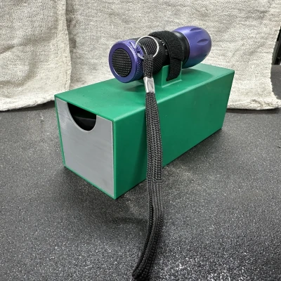 Hộp đựng kính và đèn UV