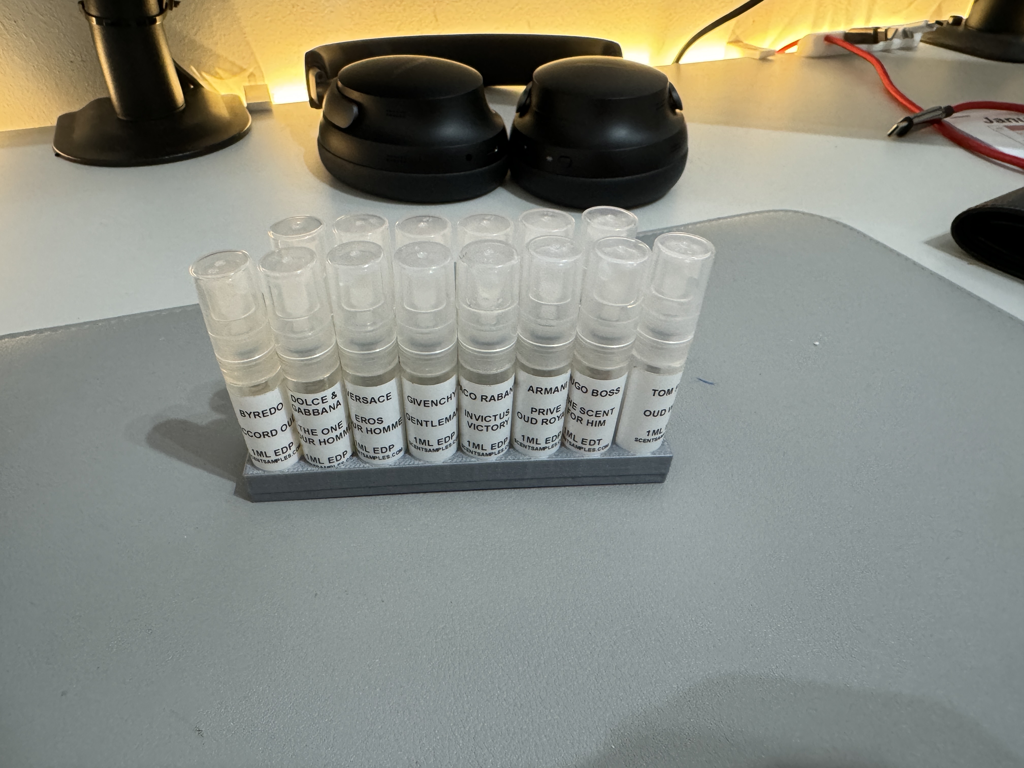 Kệ Đựng Mẫu Nước Hoa 1ml