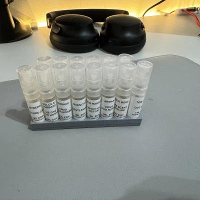 Kệ Đựng Mẫu Nước Hoa 1ml