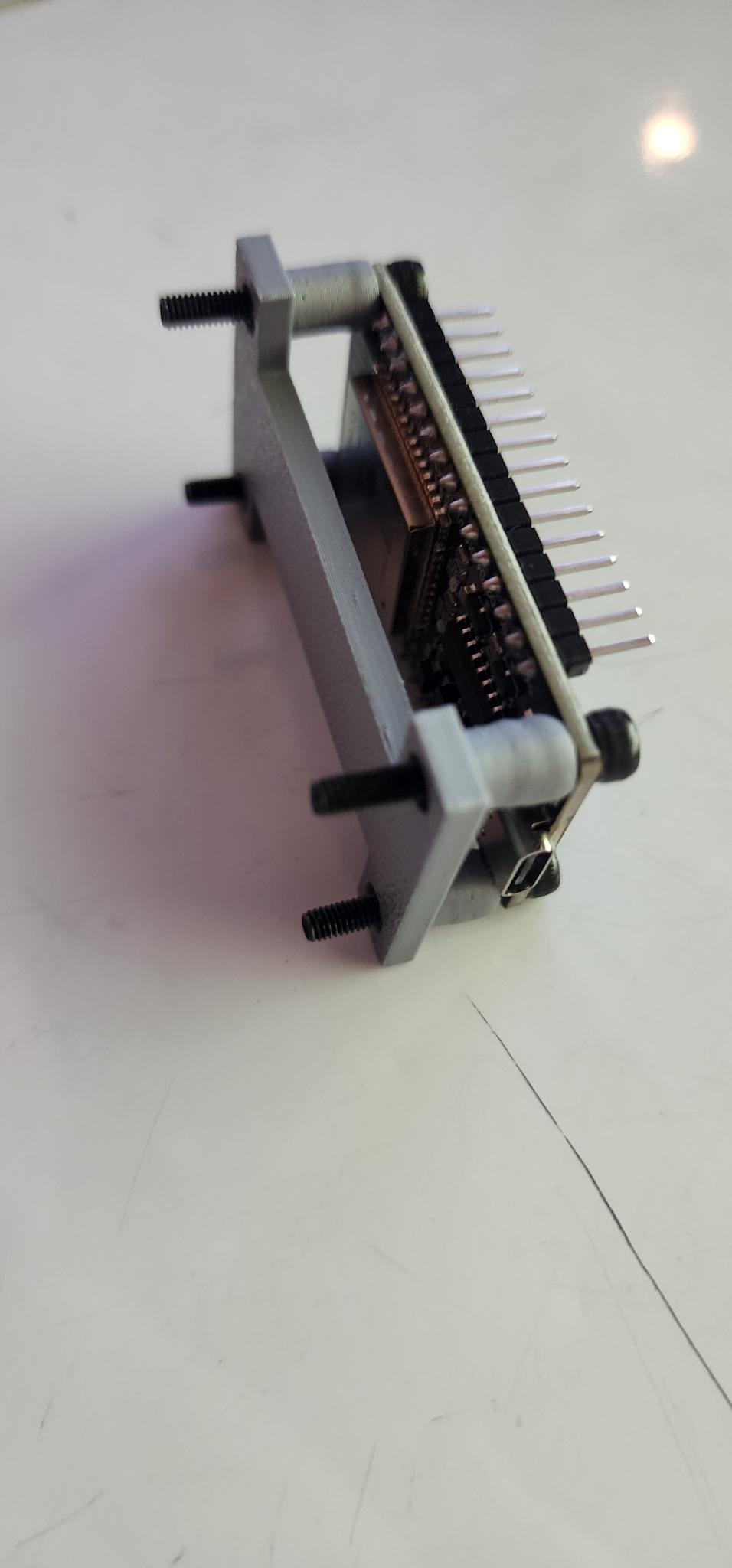 Giá đỡ ESP32 cho ốc hoặc miếng dán Command Strip