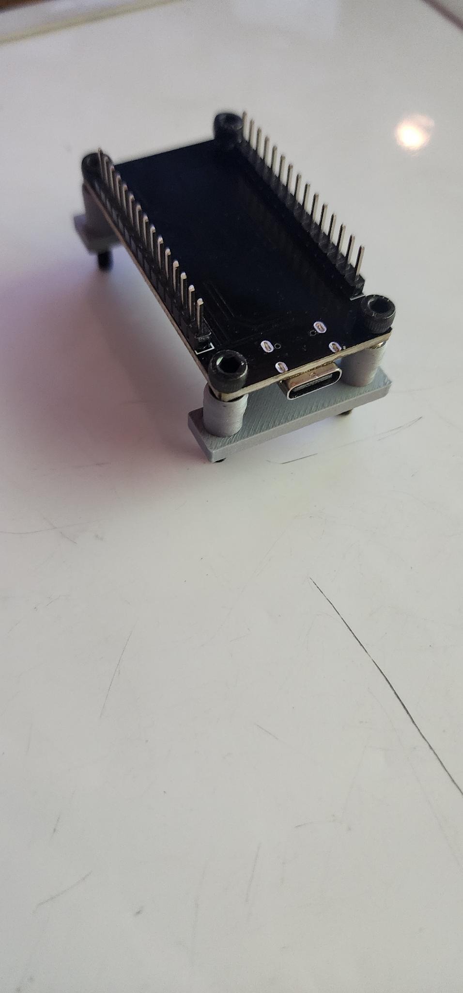 Giá đỡ ESP32 cho ốc hoặc miếng dán Command Strip