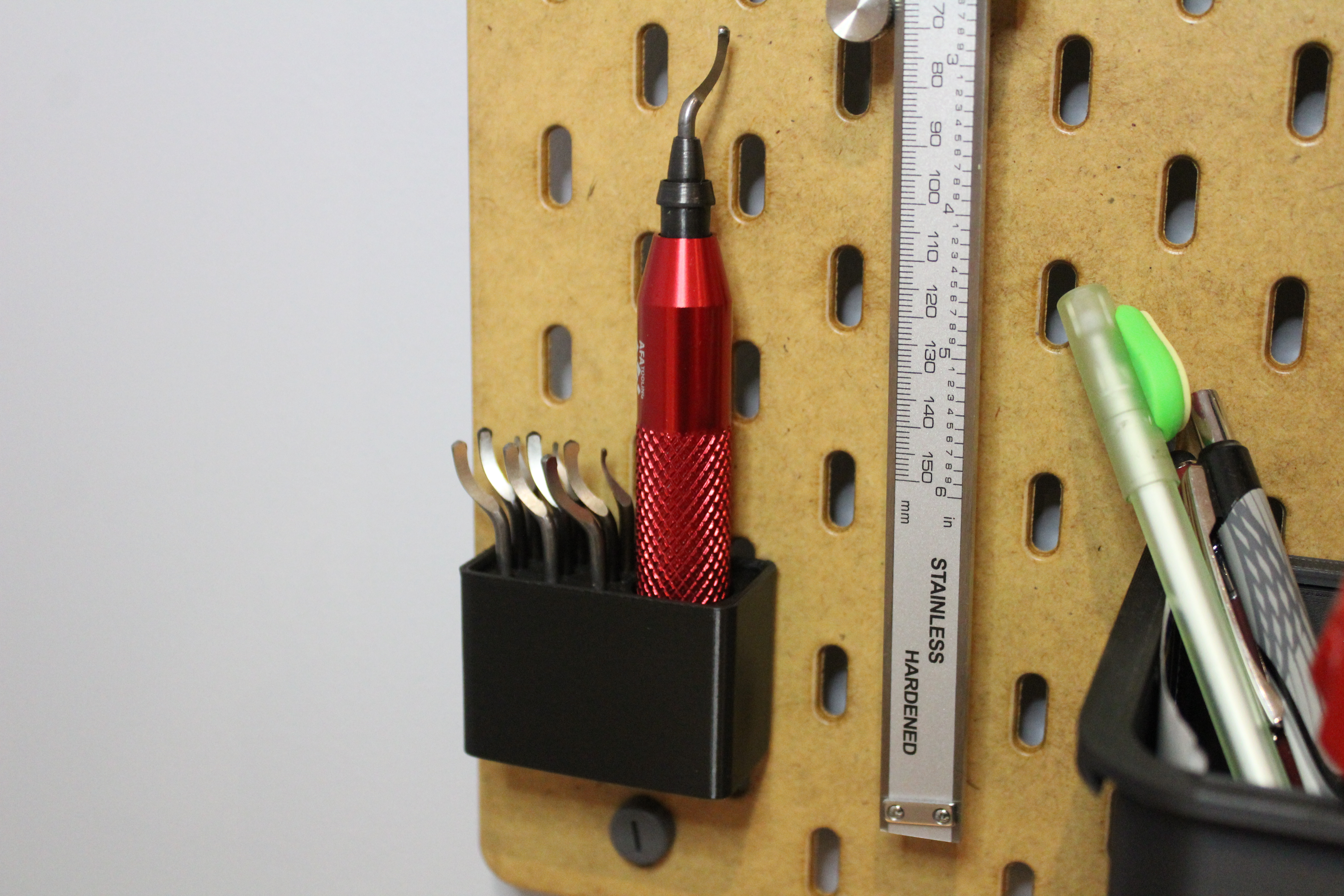 Kệ giữ dao rọc giấy Ikea Skadis