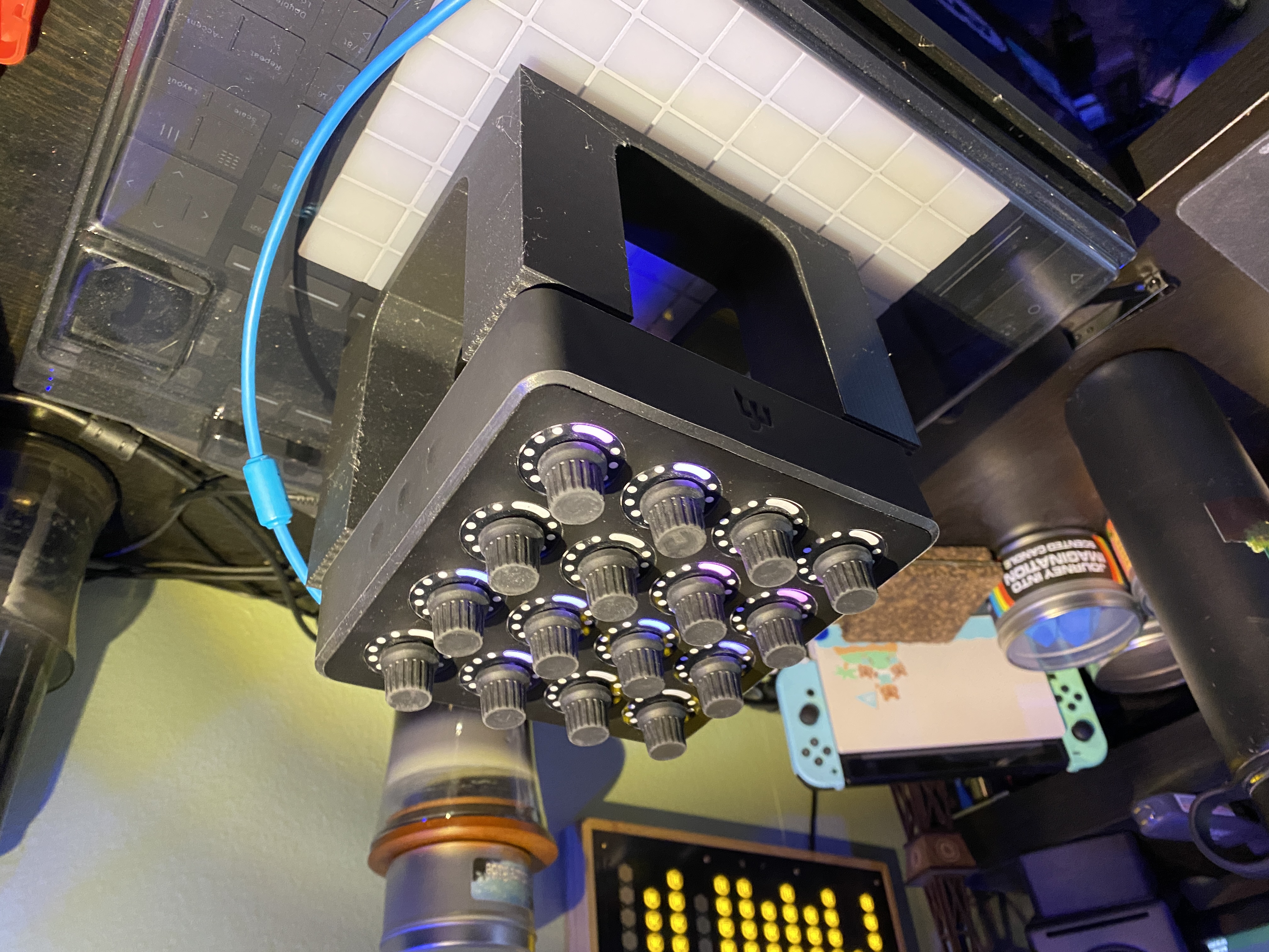 Chân đế Midi Fighter Twister