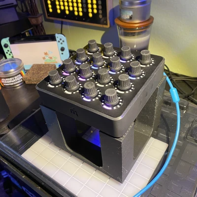 Chân đế Midi Fighter Twister