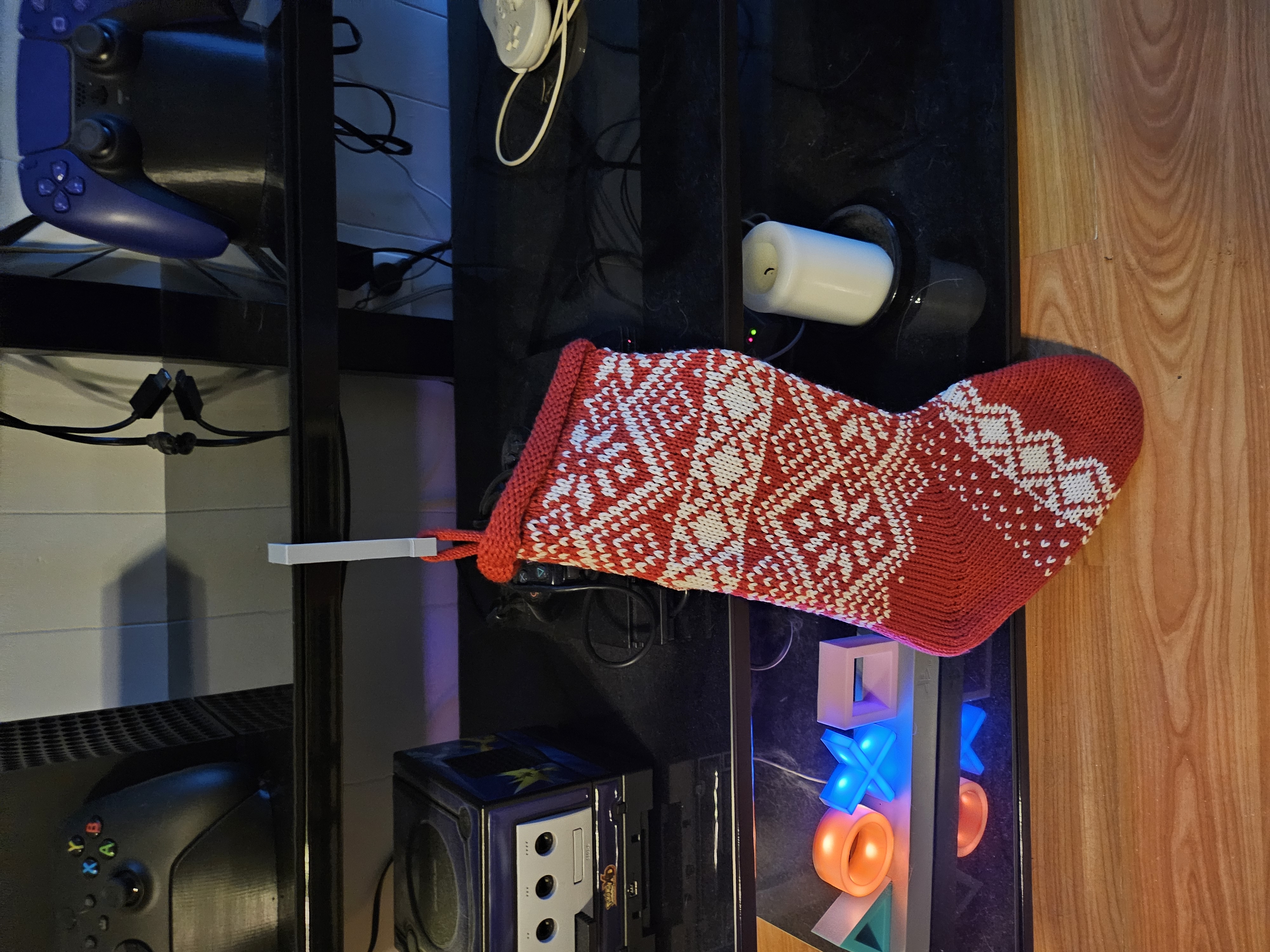 Móc Treo Vớ Cho Kệ Tivi