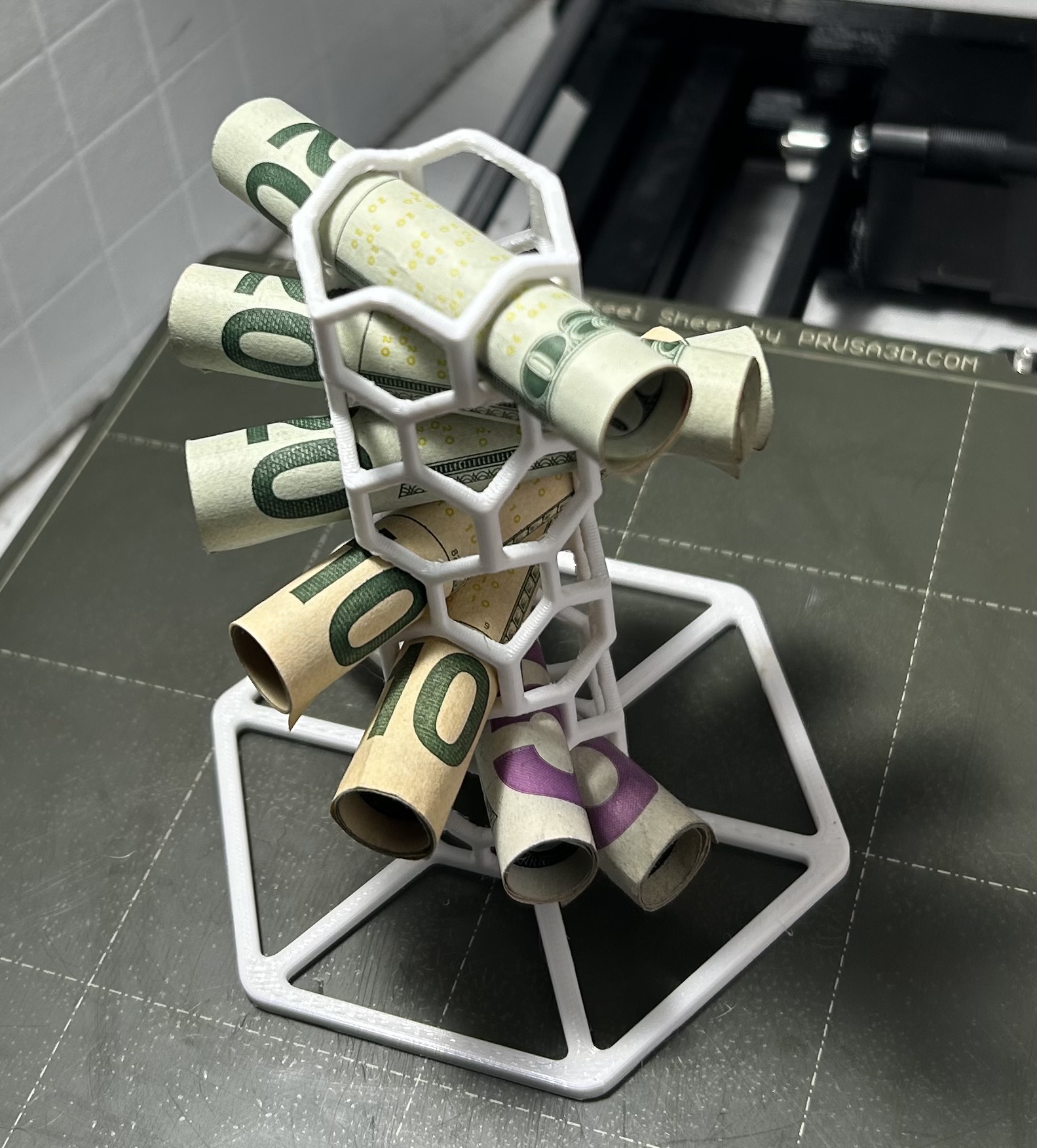 Cột Tổ Ong Lục Giác "Đựng Tiền"