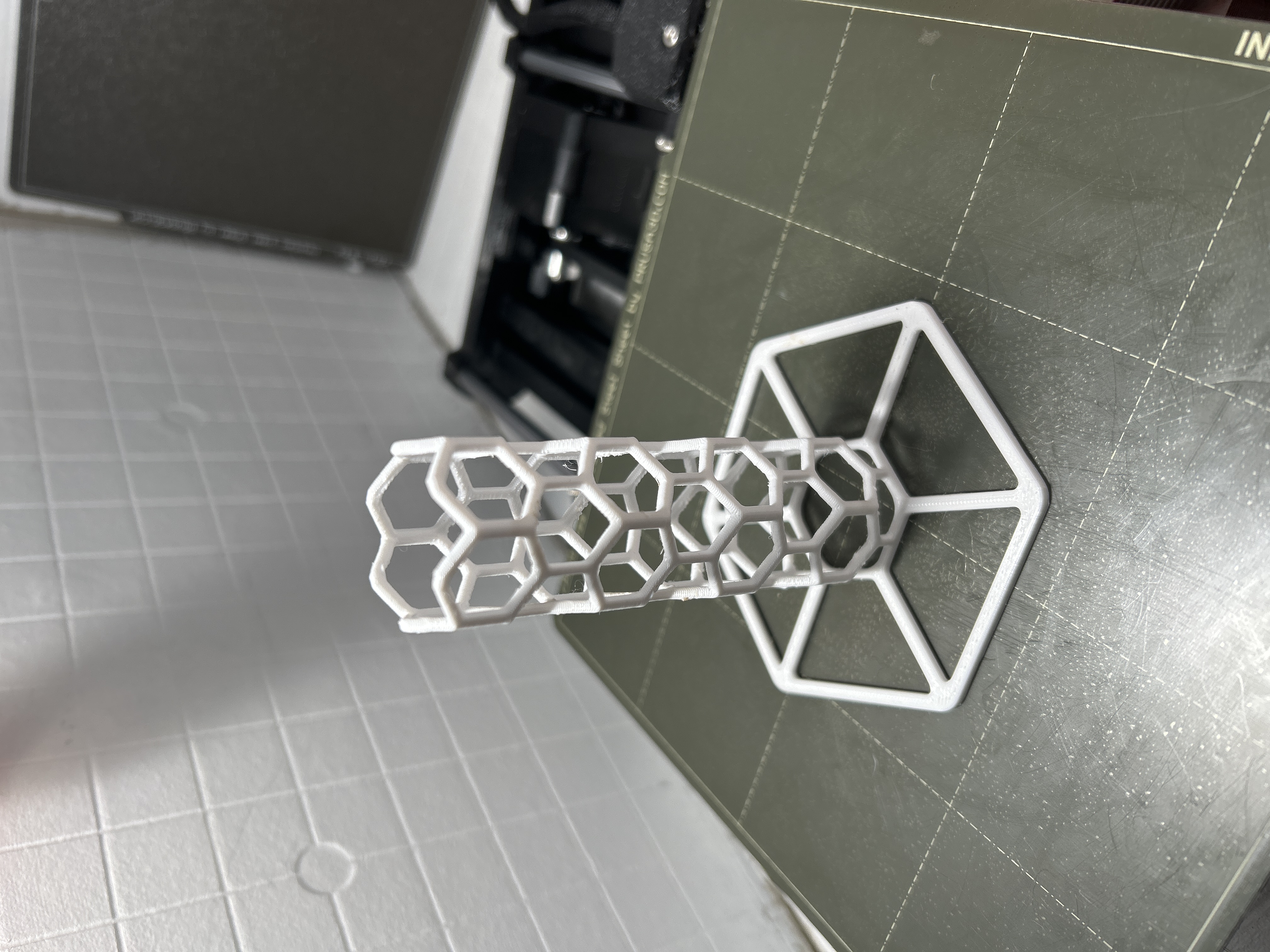 Cột Tổ Ong Lục Giác "Đựng Tiền"