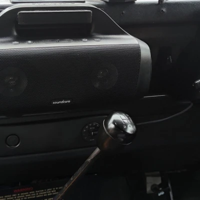 Móc Loa Anker Soundcore Motion Boom Cho Bảng Điều Khiển Land Rover Defender