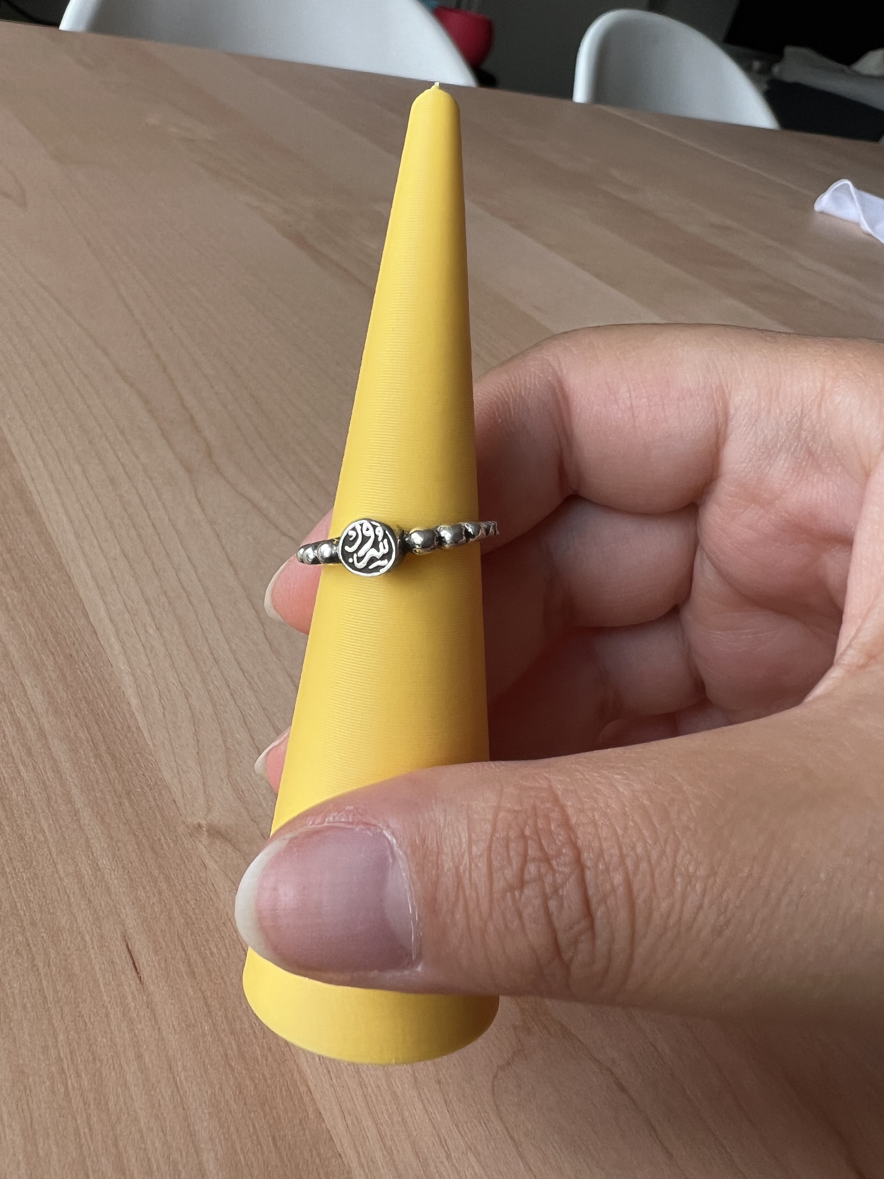 Chân Đế Giữ Nhẫn Hình Nón