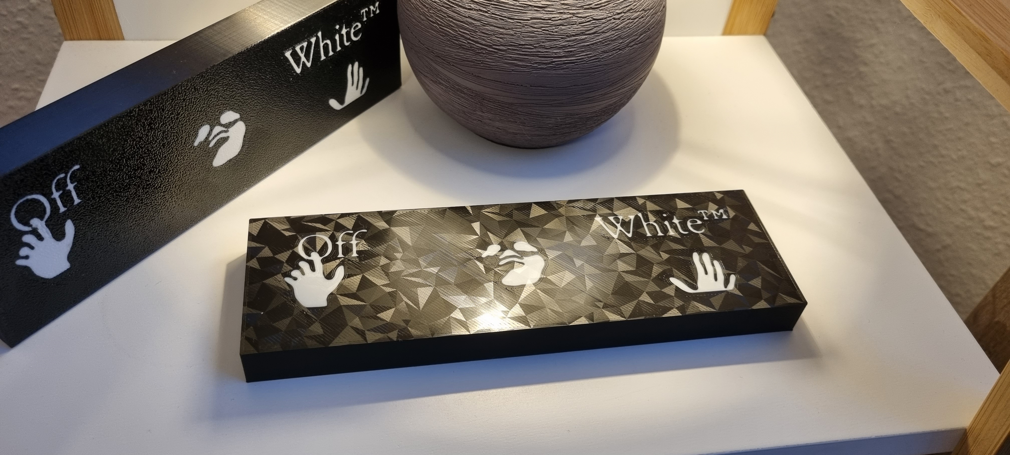 Off White - Đồ trang trí / trưng bày / logo