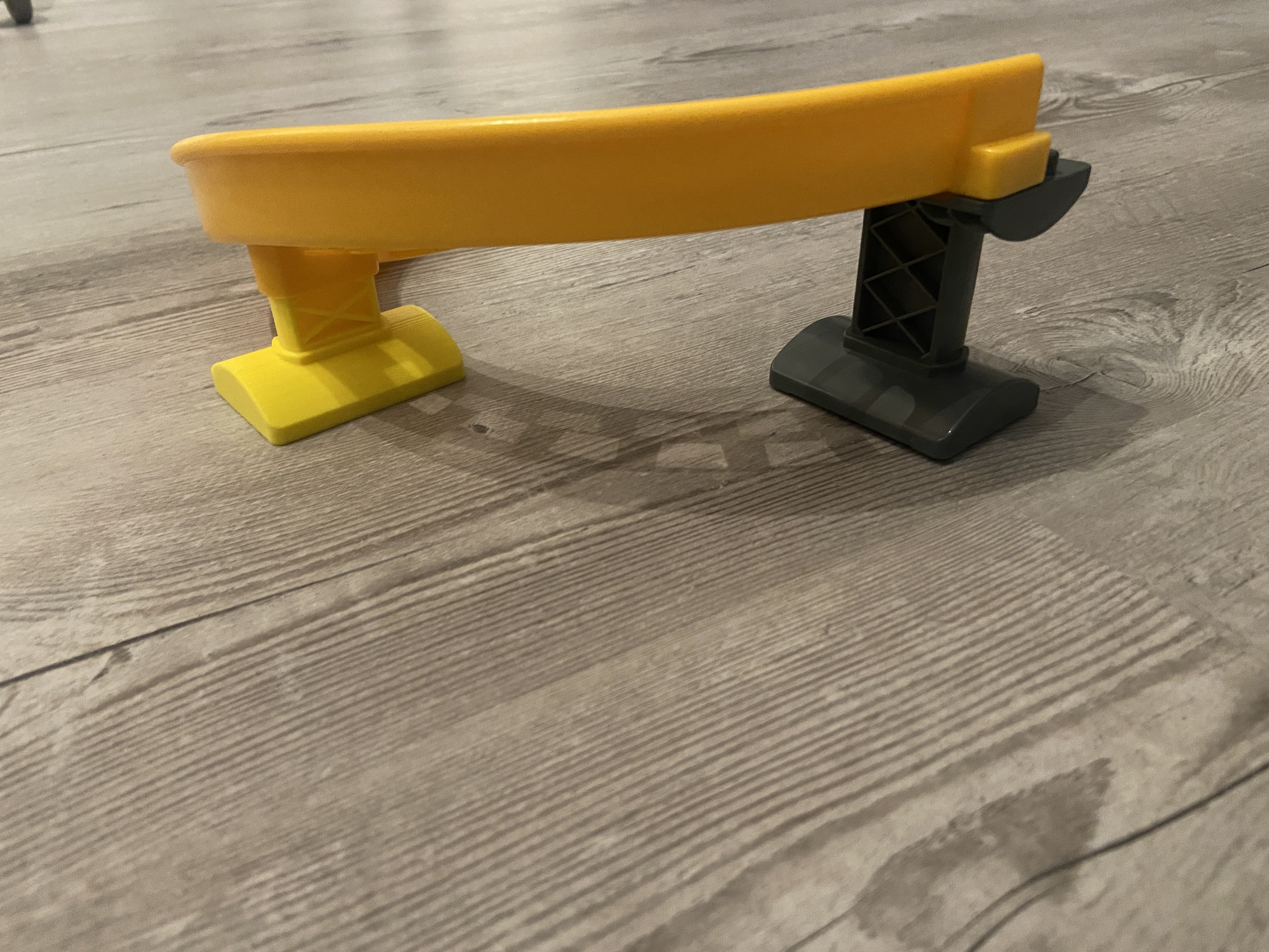 Trụ đỡ tương thích Brio cho tàu lượn