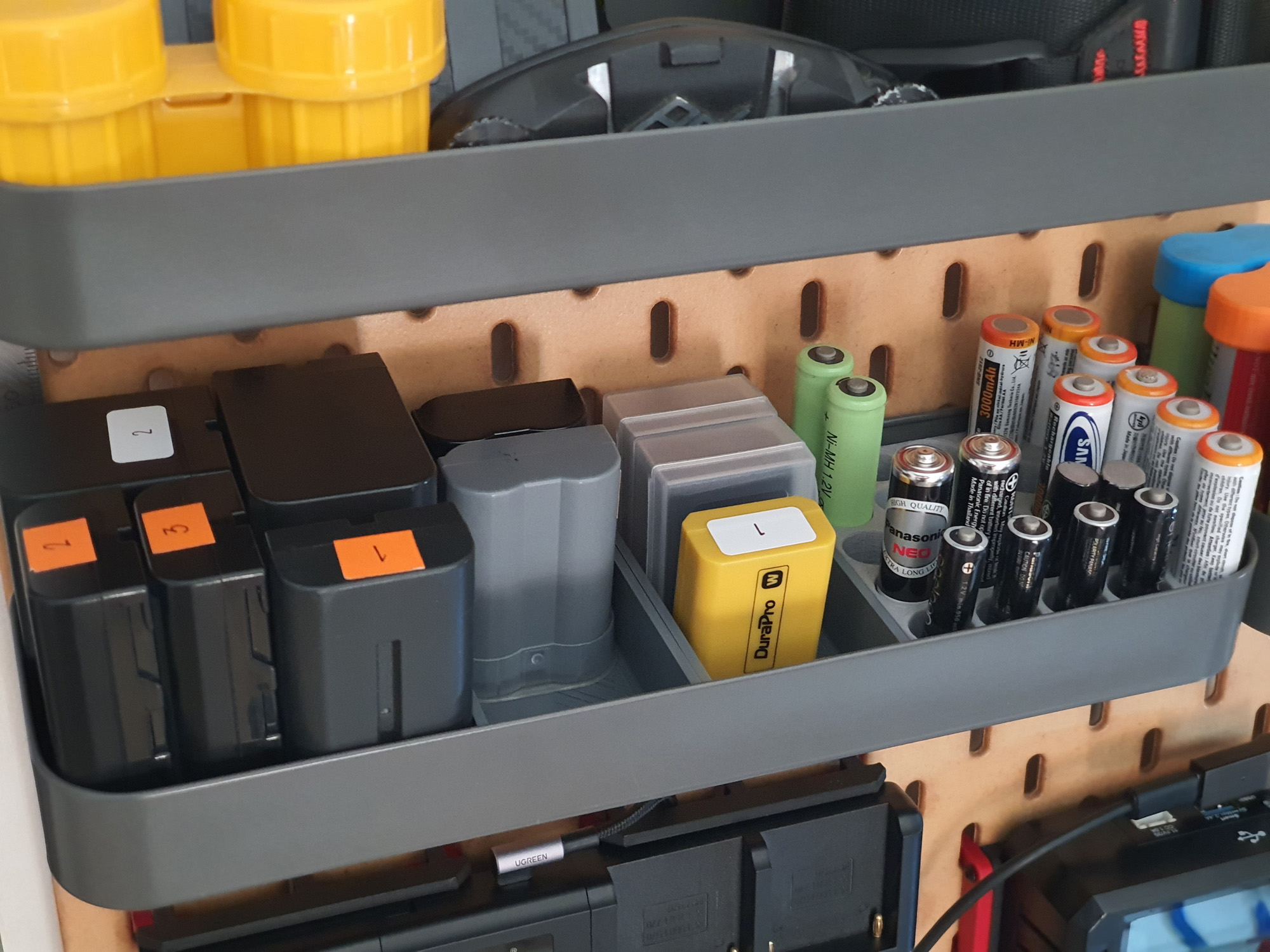 Hộp Chia Ngăn Pin Máy Ảnh IKEA Skadis