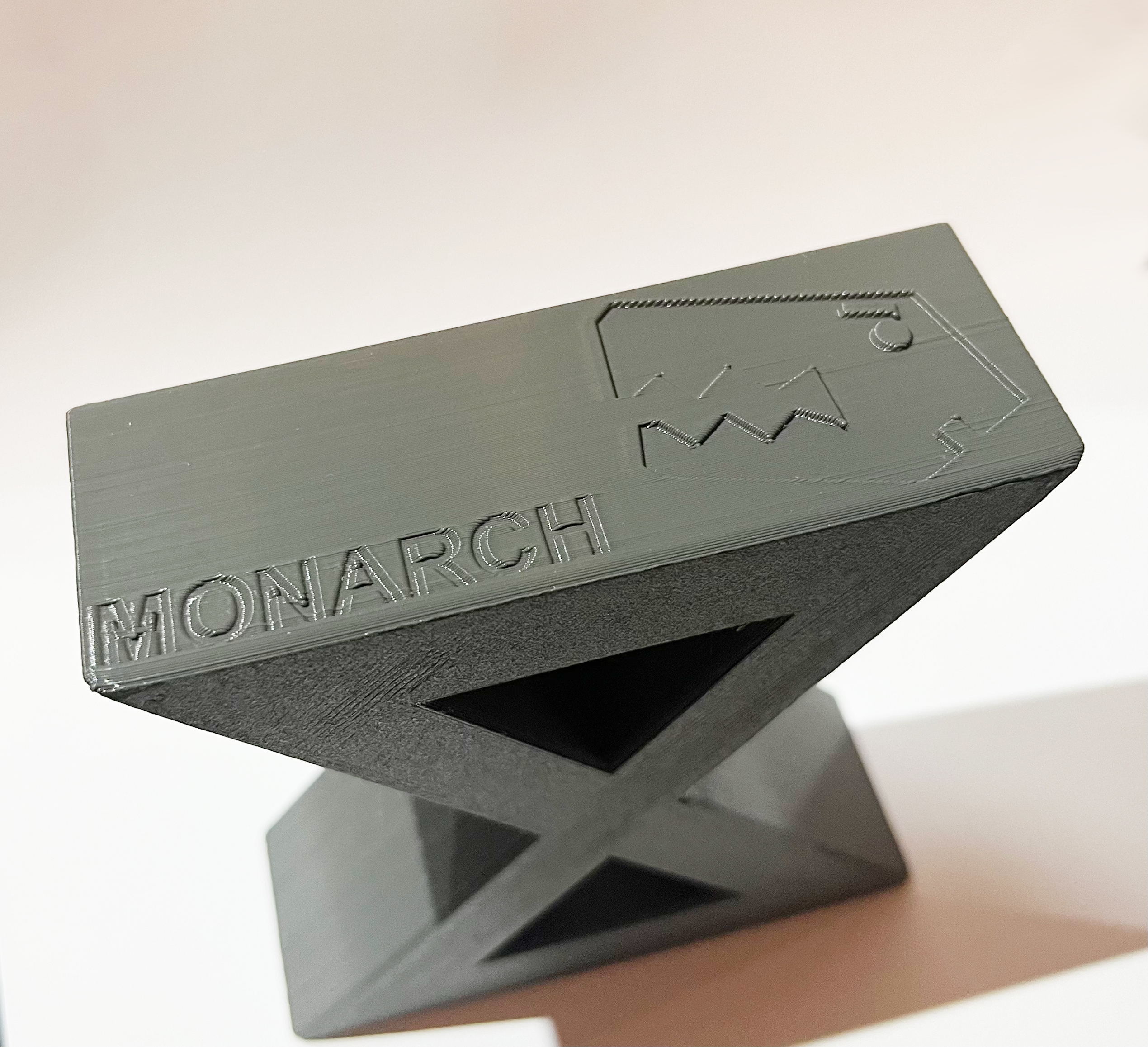 Biểu Tượng Monarch ( Apple TV ) Godzilla - Fan Art - Logo Dập Nổi Phong Cách Flexi Rex