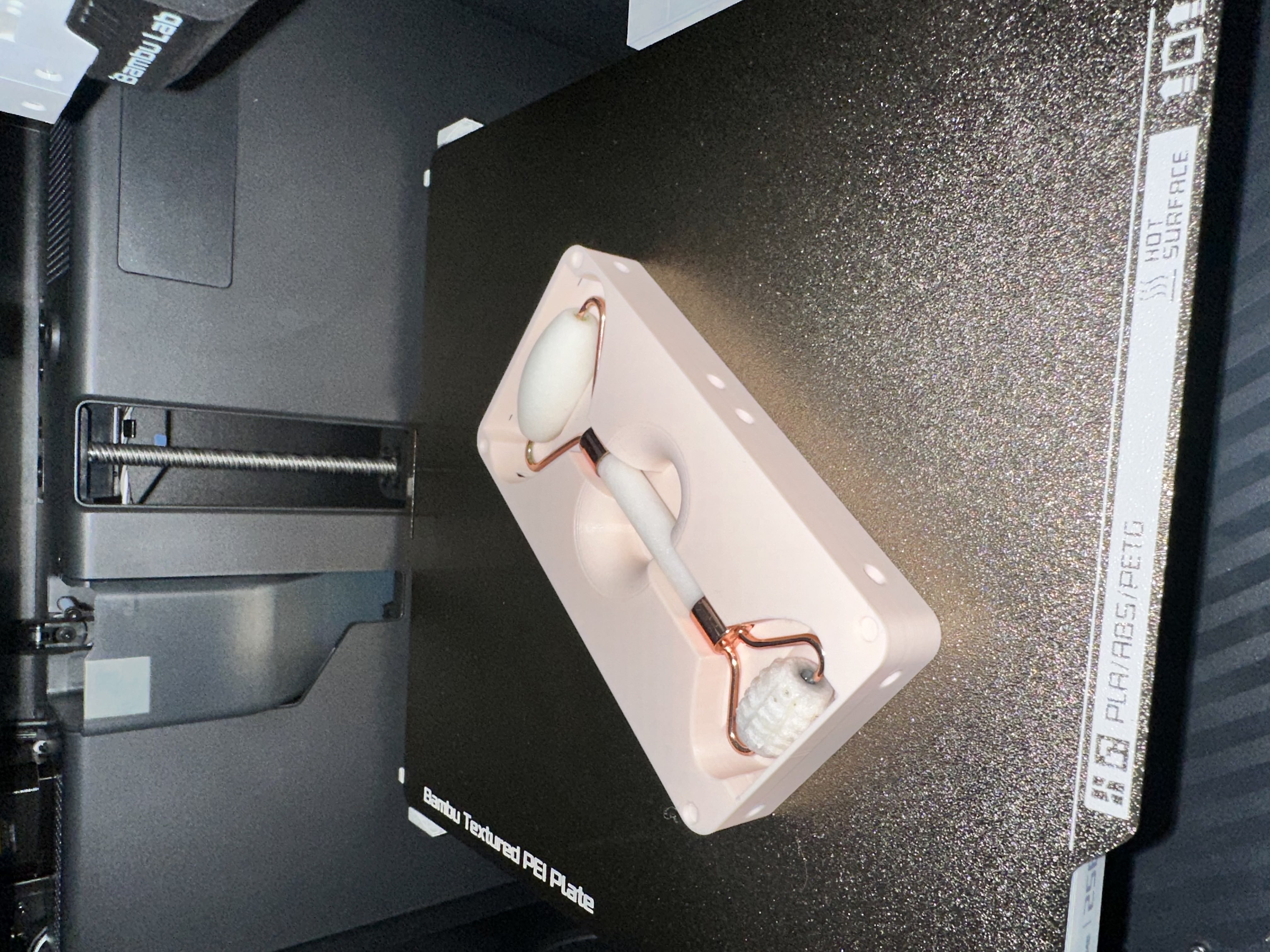 Kệ giữ Face Roller có nam châm để tổ chức nhà tắm