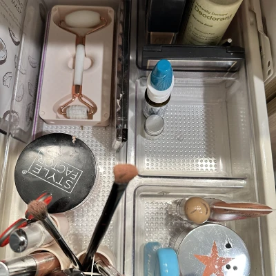 Kệ giữ Face Roller có nam châm để tổ chức nhà tắm