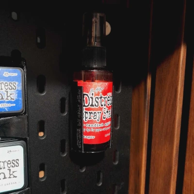 Kệ đựng bình xịt màu Distress Ink cho Skadis