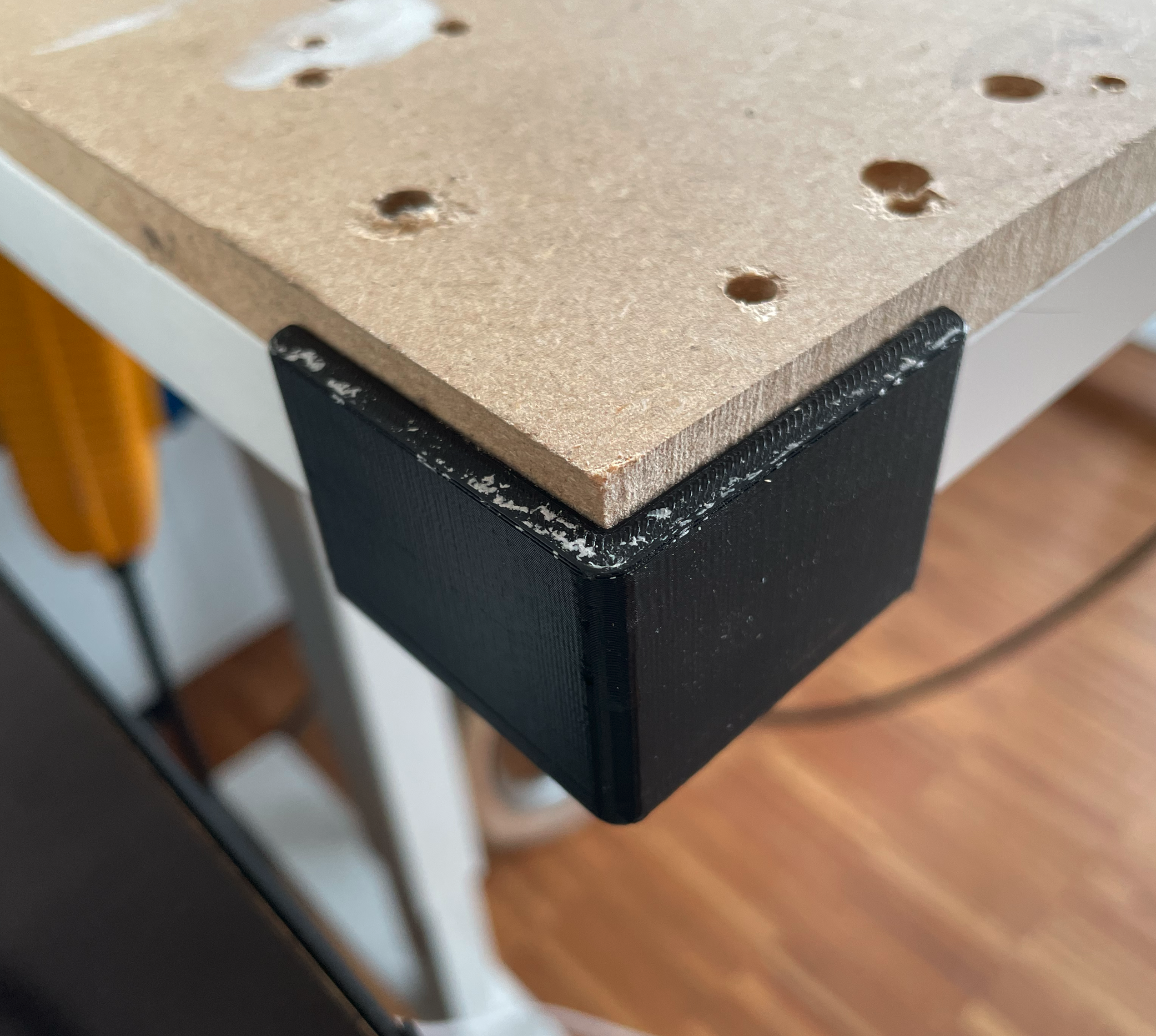 Chân góc bàn cho mặt bàn MDF hy sinh