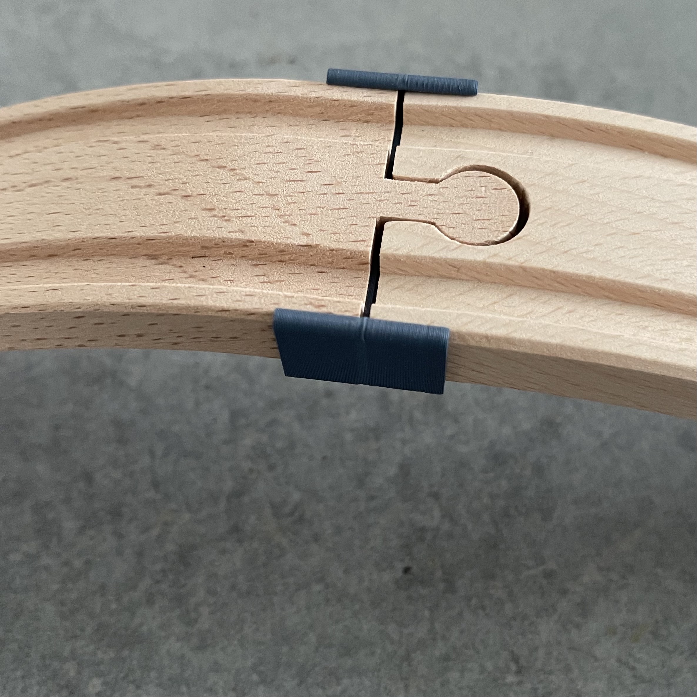 Kẹp Giữ Đường Ray Brio