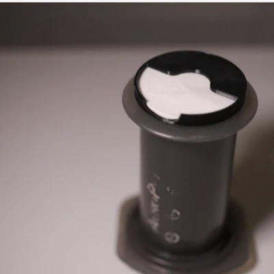 Nắp du lịch Aeropress có chỗ giữ lọc