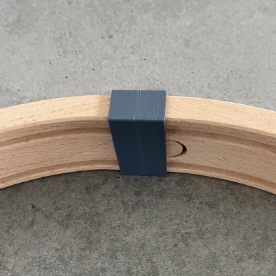 Kẹp Giữ Đường Ray Brio