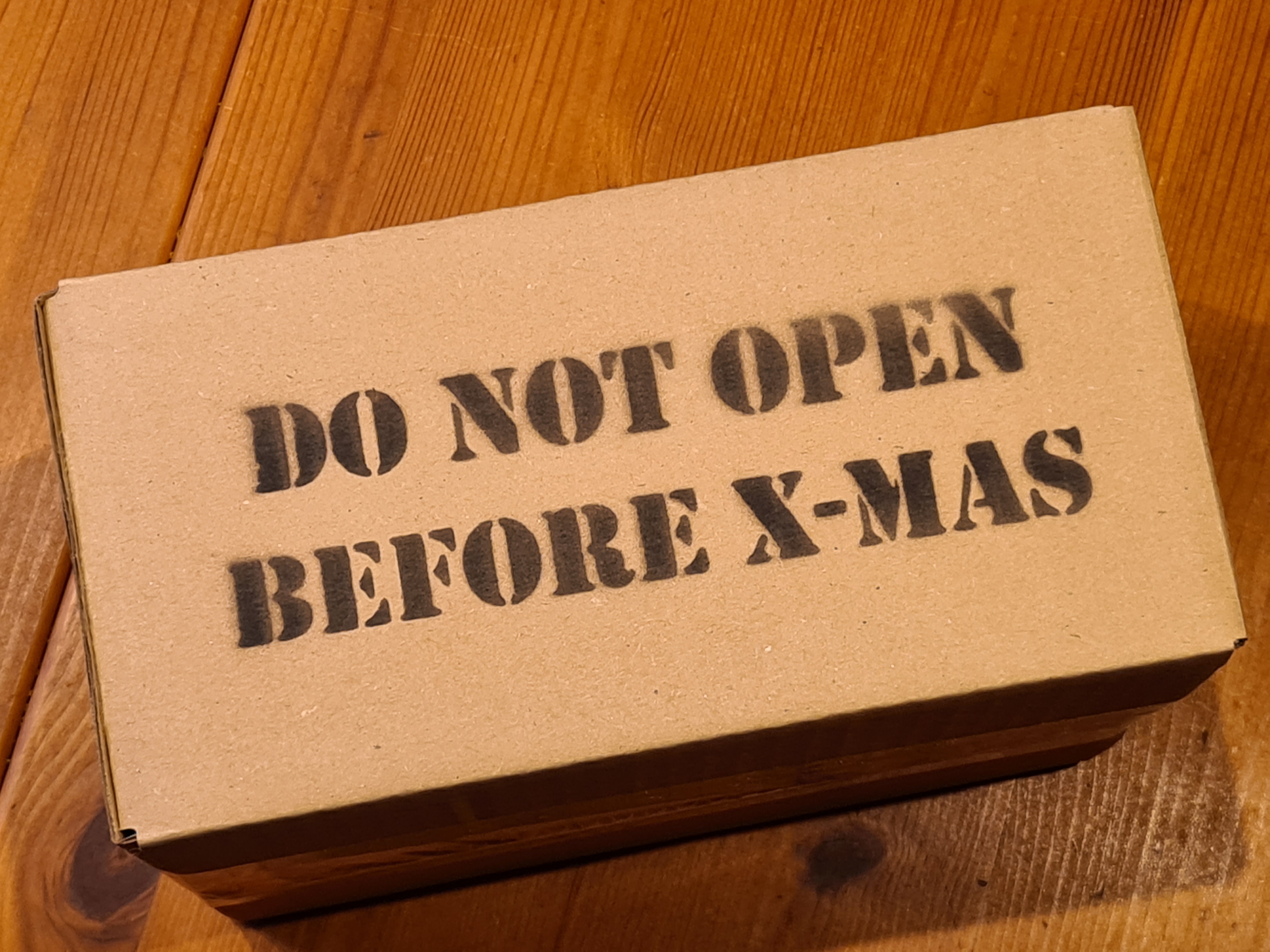 Khuôn Sơn Xịt "KHÔNG ĐƯỢC MỞ TRƯỚC GIÁNG SINH"